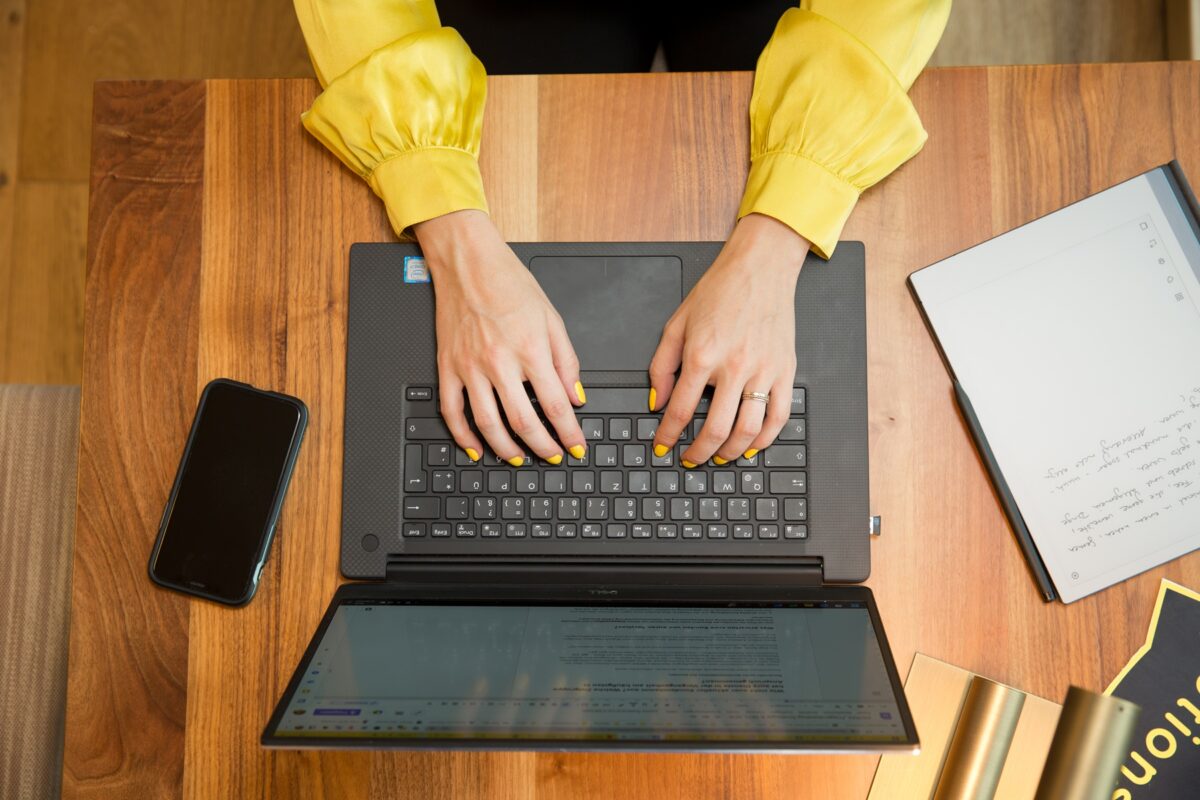 Symbolbild für Blogartikel Schreiben lassen: SEO-Texterin Monika Weber tippt auf Laptop-Tastatur