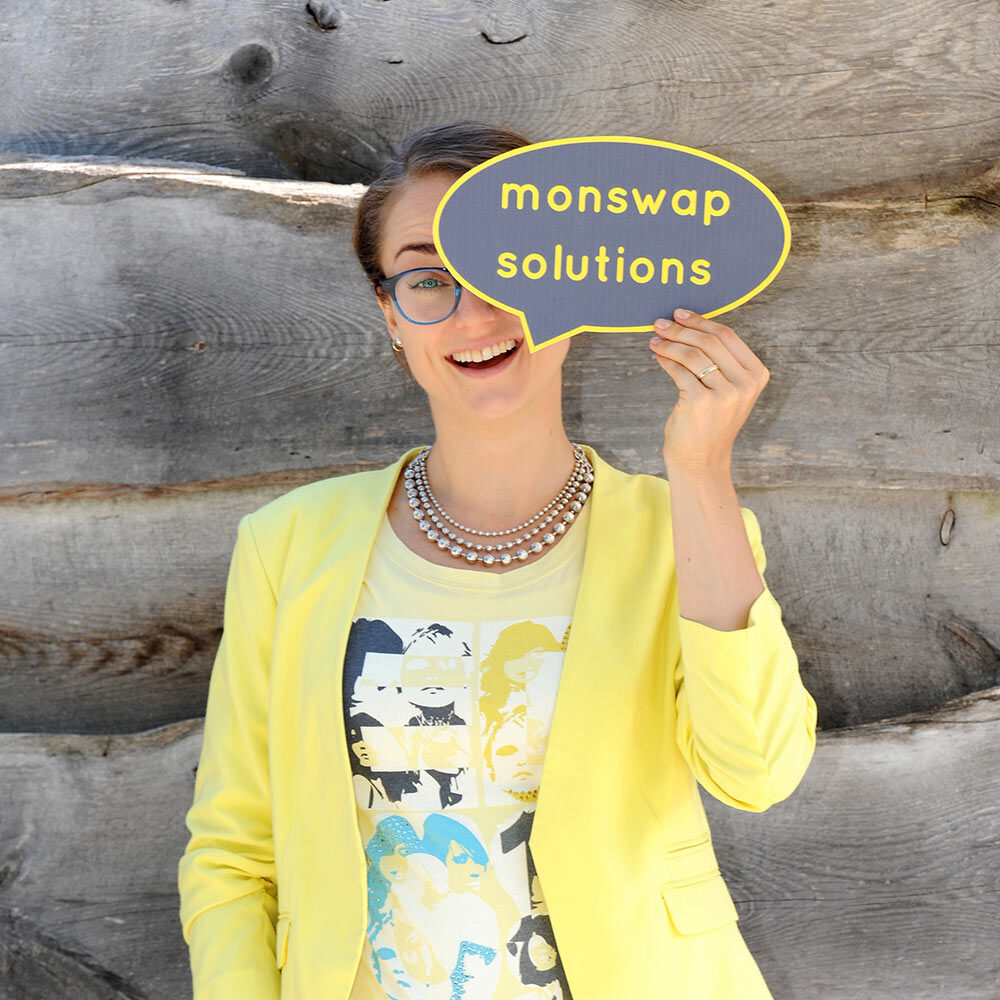 Texterin Monika Weber von monswap solutions hält sich ihr Logo vors Gesicht.
