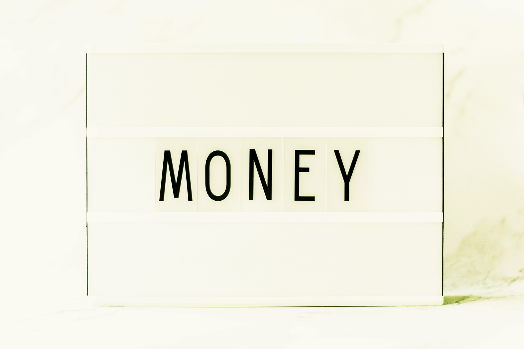 Symbolbild SEO Content-Marketing Preise: Schild mit "Money"