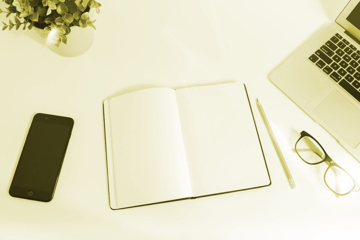 Symbolic image for german freelance seo copywriter: a notebook with a pen lies open on a table