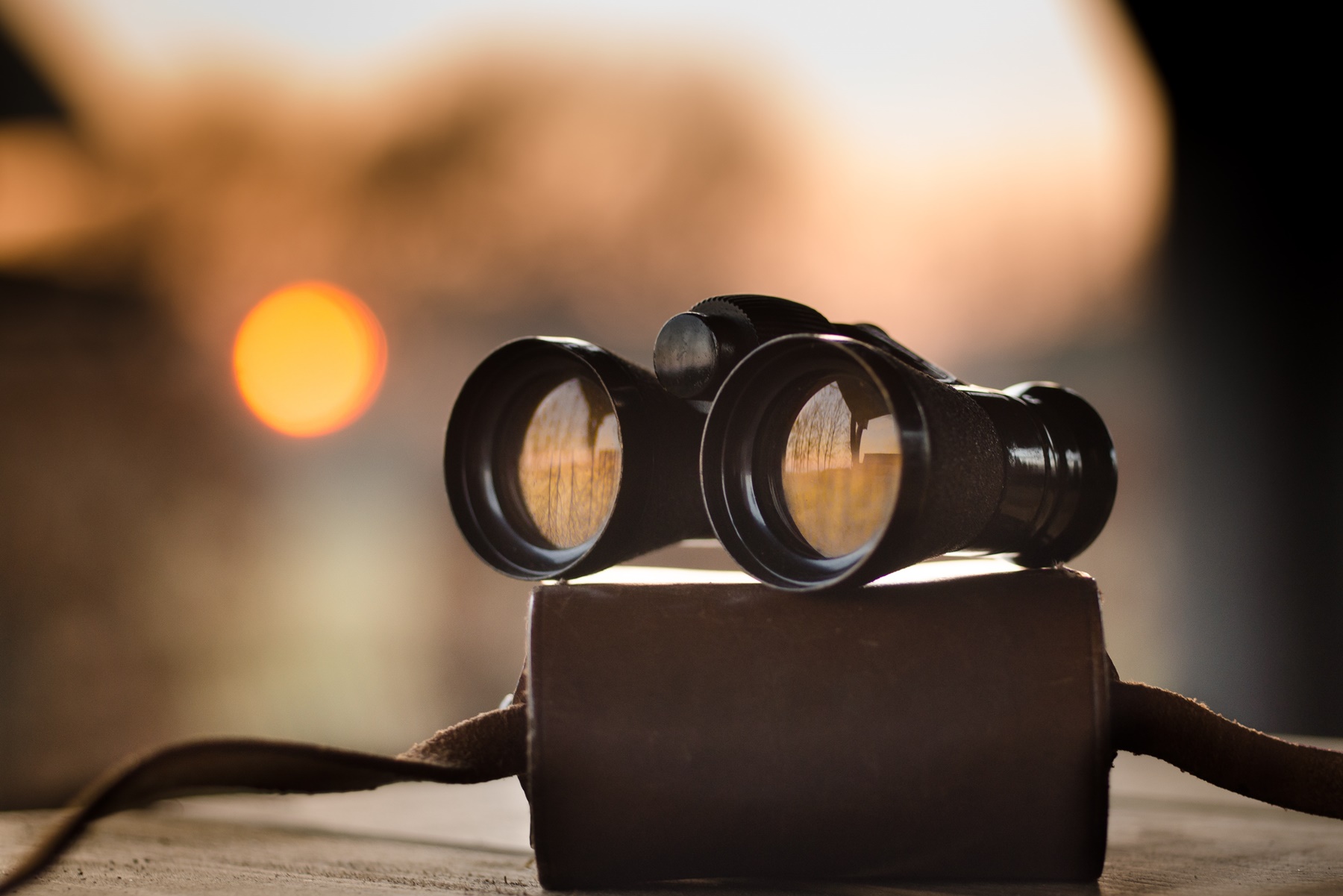 Symbolbild für Search Intent Suchabsicht: Fernglas liegt auf einer Box