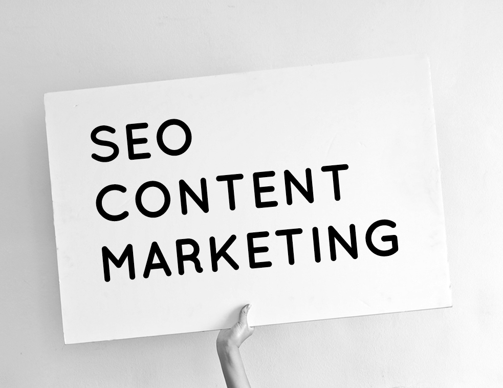 Hand hält Schild mit SEO Content-Marketing