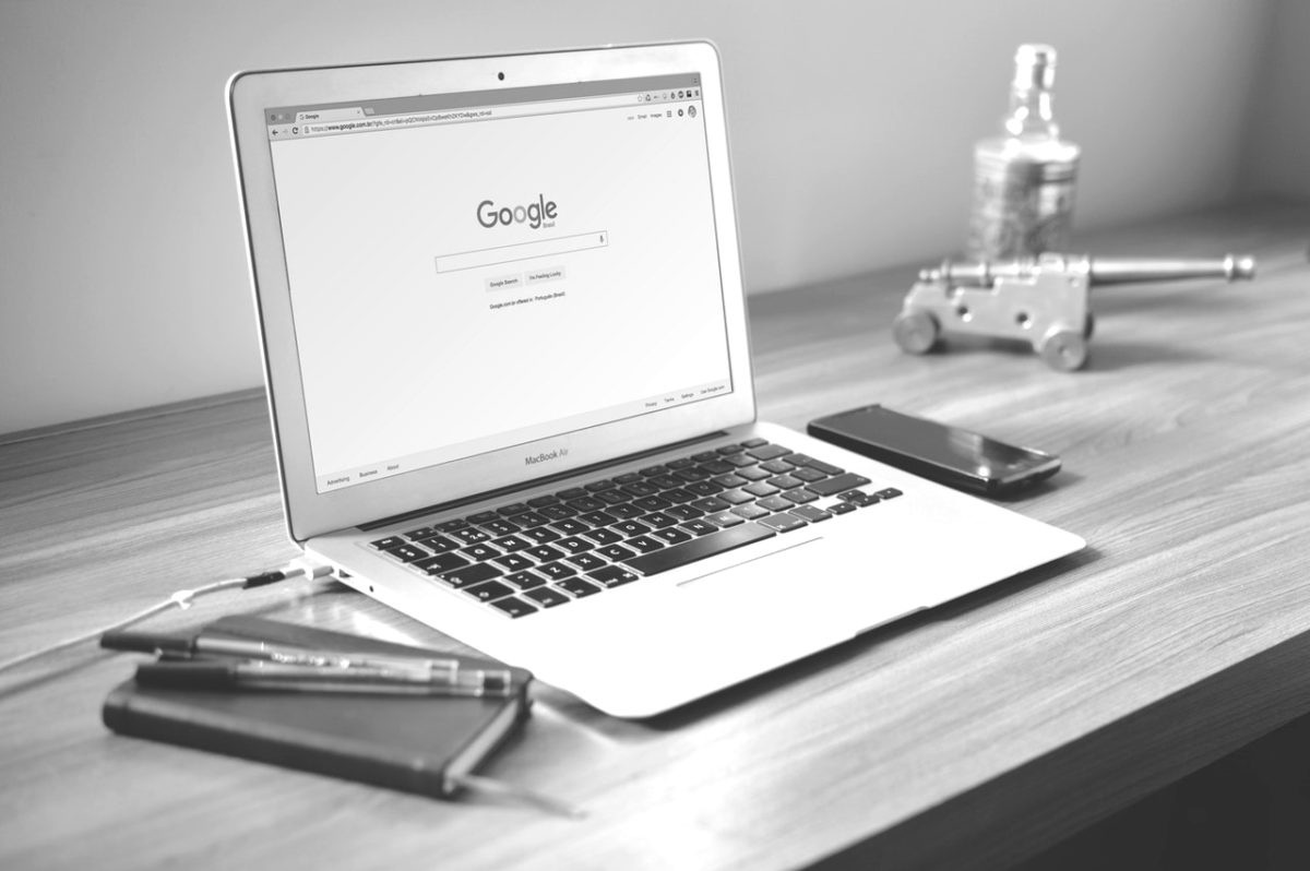Symbolbild für besser von Google gefunden werden: Laptop mit geöffneter Google-Suchmaske